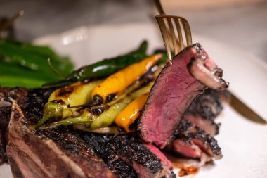 Carne Asada, ızgara ve dilimlenmiş pirzola, tabakta soğanlı toreado ile servis edilir. Bu bir Meksika yemeği..