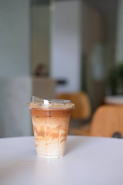 Masanın üzerinde bir bardak buzlu kahve.