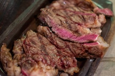 Tabakta orta pişmiş Tomahawk eti