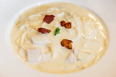 Spagetti Carbonara beyaz tabakta. Yumuşak odak