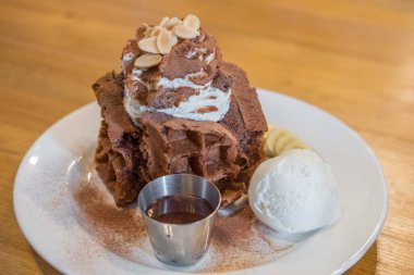 Tabakta dondurmalı çikolatalı waffle.