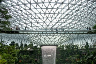 Singapur - 22 Ekim 2022: Jewel Changi Havaalanı 'ndaki dünyanın en uzun kapalı şelalesi. Changi Havalimanı ile çevrili doğa temalı bir eğlence ve perakende tesisidir.