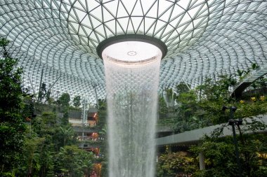 Singapur - 22 Ekim 2022: Jewel Changi Havaalanı 'ndaki dünyanın en uzun kapalı şelalesi. Changi Havalimanı ile çevrili doğa temalı bir eğlence ve perakende tesisidir.