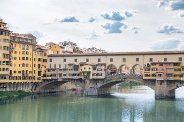 Ponte Vecchio Köprüsü, Arno Nehri üzerinde kapalı-spandrel segmental kemerli bir ortaçağ köprüsü. Floransa, İtalya