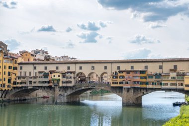Ponte Vecchio Köprüsü, Arno Nehri üzerinde kapalı-spandrel segmental kemerli bir ortaçağ köprüsü. Floransa, İtalya