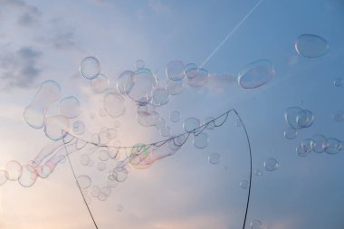 Mavi gökyüzü bulutlu sokak göstericisinden köpükler