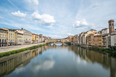 Ponte Vecchio Köprüsü, Arno Nehri üzerinde kapalı-spandrel segmental kemerli bir ortaçağ köprüsü. Floransa, İtalya