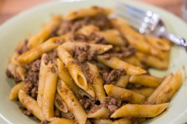 Tabakta et soslu Penne Makarnası