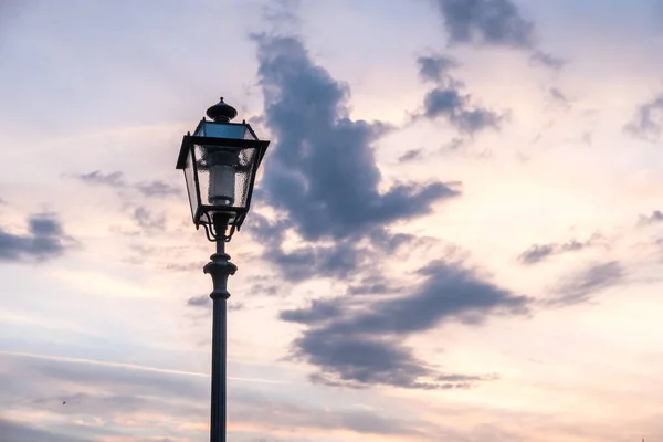 Lampstolpe Med Vacker Solnedgång Himmel — Stockfoto