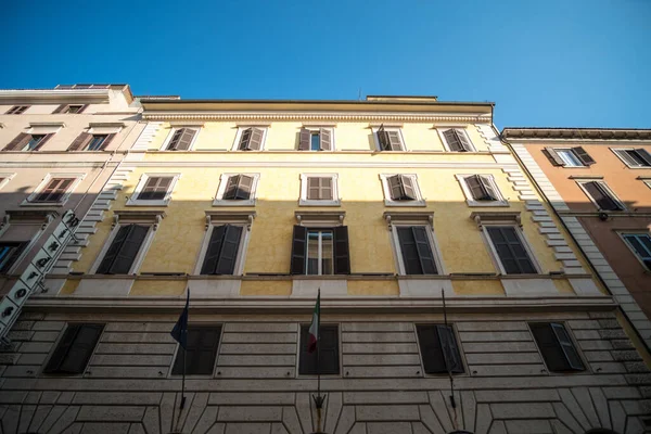 Κτίριο Στο Δρόμο Στην Πόλη Της Φλωρεντίας Ιταλία Σημαία Ιταλίας — Φωτογραφία Αρχείου