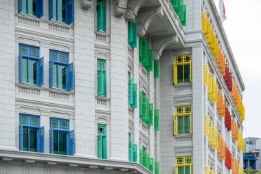 Clarke Quay, Singapur yakınlarındaki Old Hill Caddesi Polis Karakolu 'nun renkli gökkuşağı penceresi..