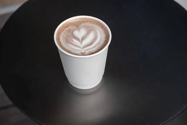 Uma Xícara Chocolate Quente Com Arte Latte Mesa Preta — Fotografia de Stock