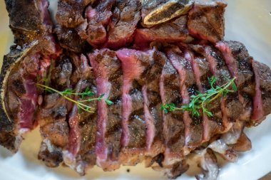 Tabakta orta pişmiş et.