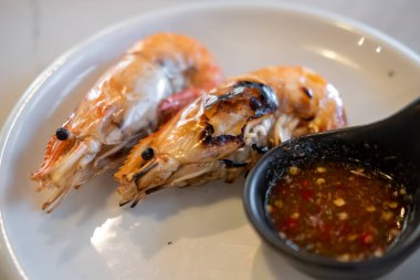 Tabakta soslu ızgara karides.