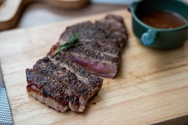 Medium Zeldzaam Vlees Houten Bord — Stockfoto