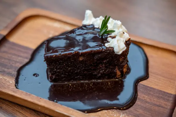 Ízletes Csokoládé Torta Tejszínhabbal Tálalva Fából Készült Tányéron — Stock Fotó