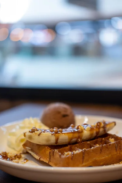 Waffle Chocolate Com Sorvete Servido Prato — Fotografia de Stock