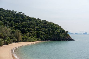 Tayland, Krabi 'deki kayalık plajın yatay çizgisi.