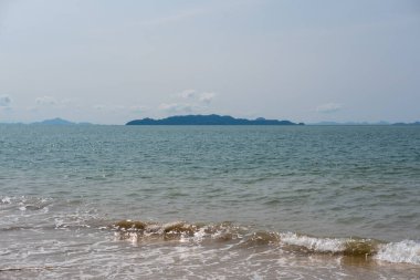 Tayland, Krabi 'deki kayalık plajın yatay çizgisi.