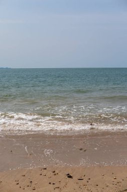 Tayland, Krabi 'deki kayalık plajın yatay çizgisi.