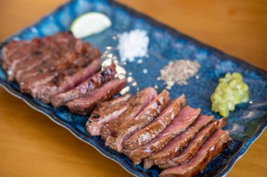 Tuz ve biberli orta pişmiş et.