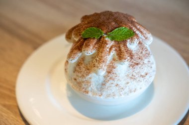 Sütlü buzlu, çikolatalı, beyaz malt soslu..