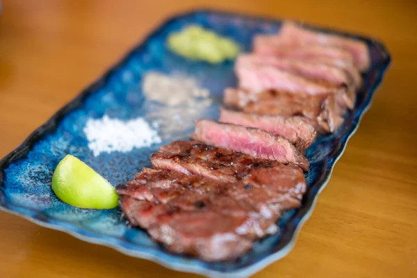 Medium Zeldzaam Vlees Bord Met Peper Zout — Stockfoto