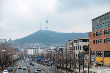 Seul, Güney Kore - 19 Şubat 2023: Noksapyeong Köprüsü 'nden N Seul Kulesi' nin manzarası, Kore 'nin Itaewon Sınıfı adlı ünlü yerlerinden biri.