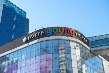 Seul, Güney Kore - 20 Şubat 2023: Myeongdong 'da bulunan trend bir gençlik merkezi olan Lotte Young Plaza' nın logosu