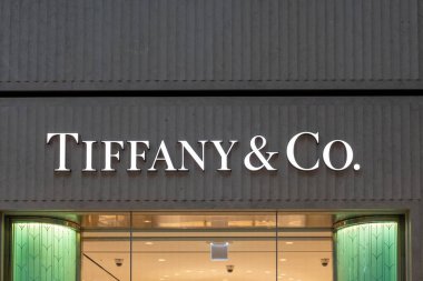 Seul, Güney Kore - 20 Şubat 2023: Incheon Uluslararası Havaalanı 'nda Tiffany and Co.' nun mağaza tabelası. Kaliteli bir Amerikan perakendecisi. Mücevherleriyle tanınır..