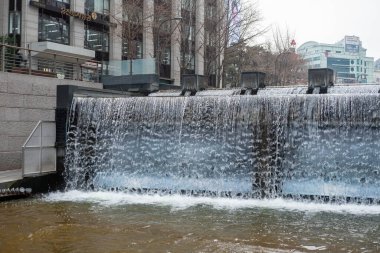 Seul, Güney Kore - 18 Şubat 2023: Cheonggyecheon deresi etrafında yürüyen insanlar, Seul 'de modern bir kamusal alan