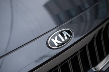Seul, Güney Kore - 4 Nisan 2023 Kia amblemi. Güney Koreli çok uluslu otomobil üreticisi ve Güney Kore 'nin ikinci büyük otomobil üreticisi.