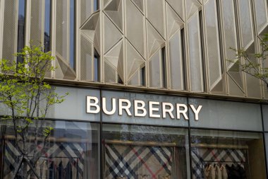 Seul, Güney Kore - 4 Nisan 2023 Cheongdam-dong 'da Burberry' nin dükkan tabelası. Londra, İngiltere merkezli lüks bir İngiliz moda evi.