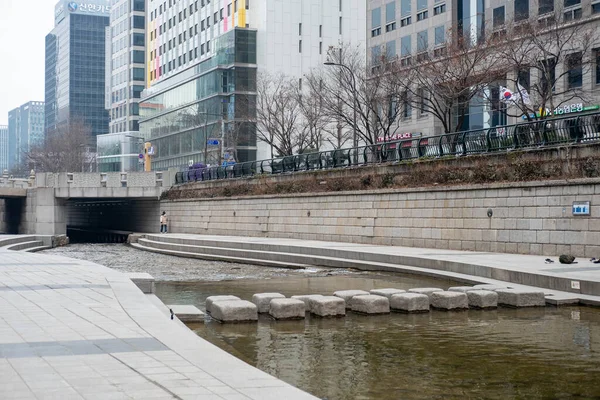 Seul Coreia Sul Fevereiro 2023 Pessoas Andando Pelo Riacho Cheonggyecheon — Fotografia de Stock
