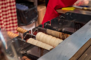 Noel pazarında baca keki pişirme süreci