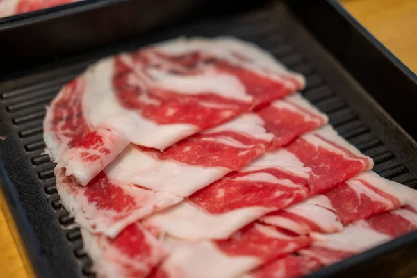 切碎的生肉 准备用火锅煮 — 图库照片