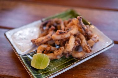 Tabakta servis edilen kızarmış mürekkep balığının yakın çekimi..