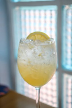 Buzlu limonlu limonata, gerçek limonlu.