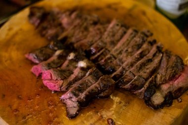 Tahta tabakta orta pişmiş et.