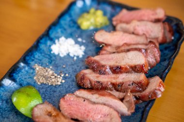 Tabakta tuz, biber ve limon ile servis edilen sığır dili eti.