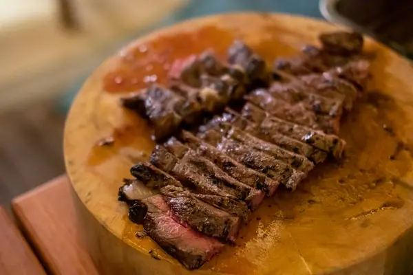 Közepes Mennyiségű Ritka Hús Fából Készült Tányéron — Stock Fotó