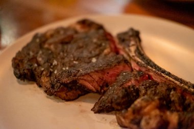 Az pişmiş et ve sos.