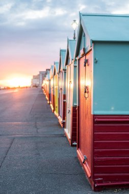 Renkli plaj kulübe günbatımı sırasında Brighton ve Hove, İngiltere