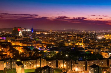 Gün batımında Edinburgh şatosuyla birlikte gökyüzü manzarası.