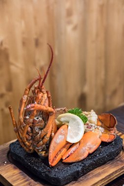 Limon lu Izgara Istakoz tabakta servis edilir.