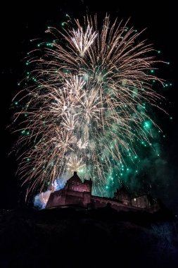 Edinburgh Hogmanay. İskoçya 'daki Edinburgh Şatosu' nda Yeni Yıl Arifesi Havai fişekleri Kutlaması
