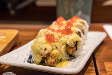 suşi roll plaka üzerinde