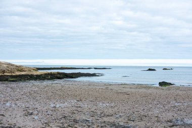 Deniz, sahil, ufuk çizgisi. St. Andrews, İskoçya