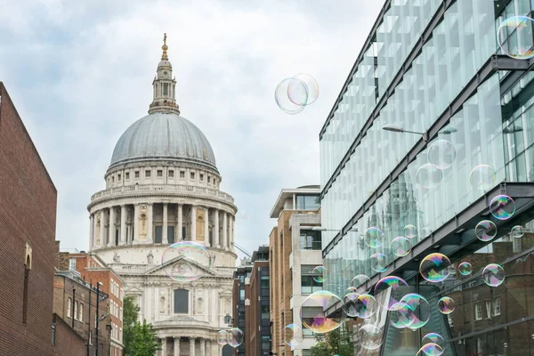 ストリートエンターテイナーによるバブル セントポール大聖堂の前 ロンドン イギリス — ストック写真