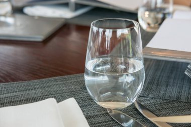 Masanın üzerinde bir bardak su var..